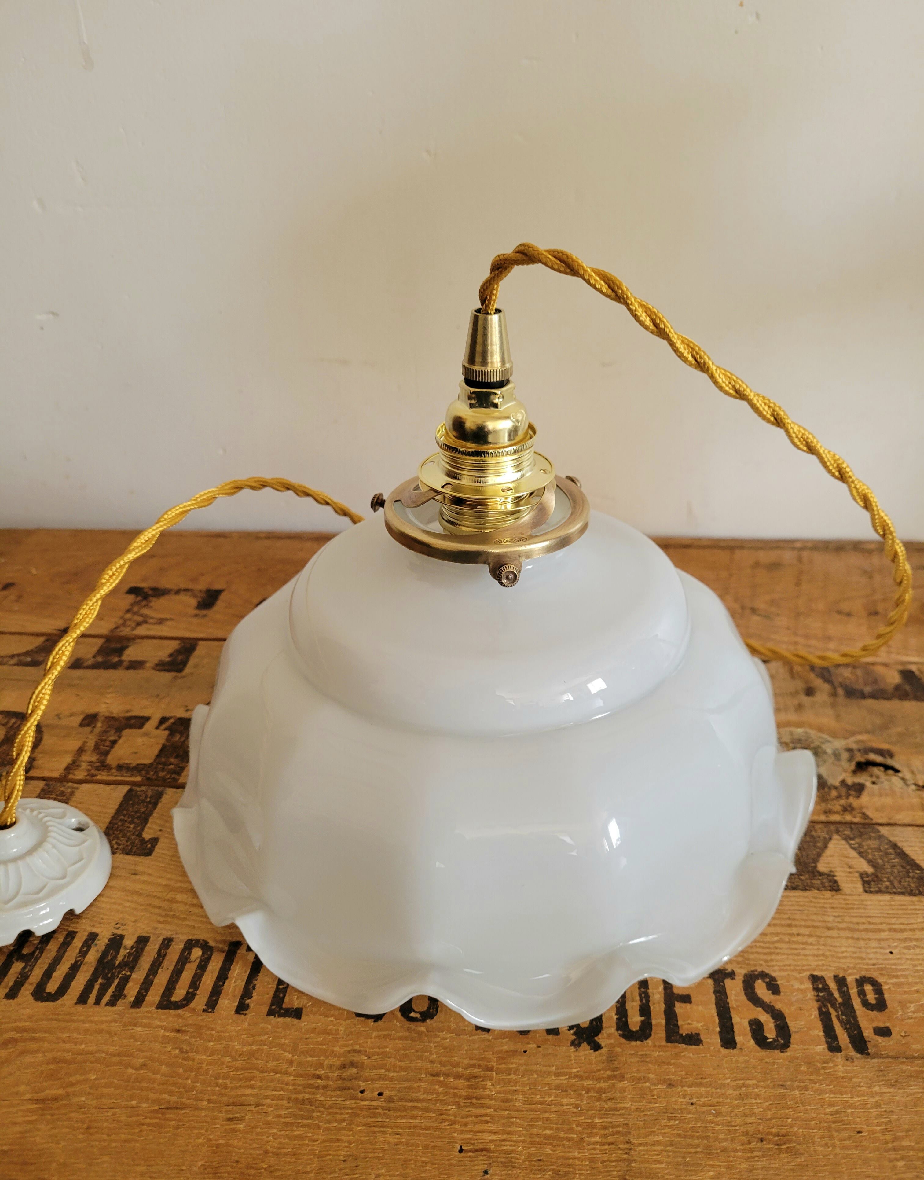 White opaline suspension