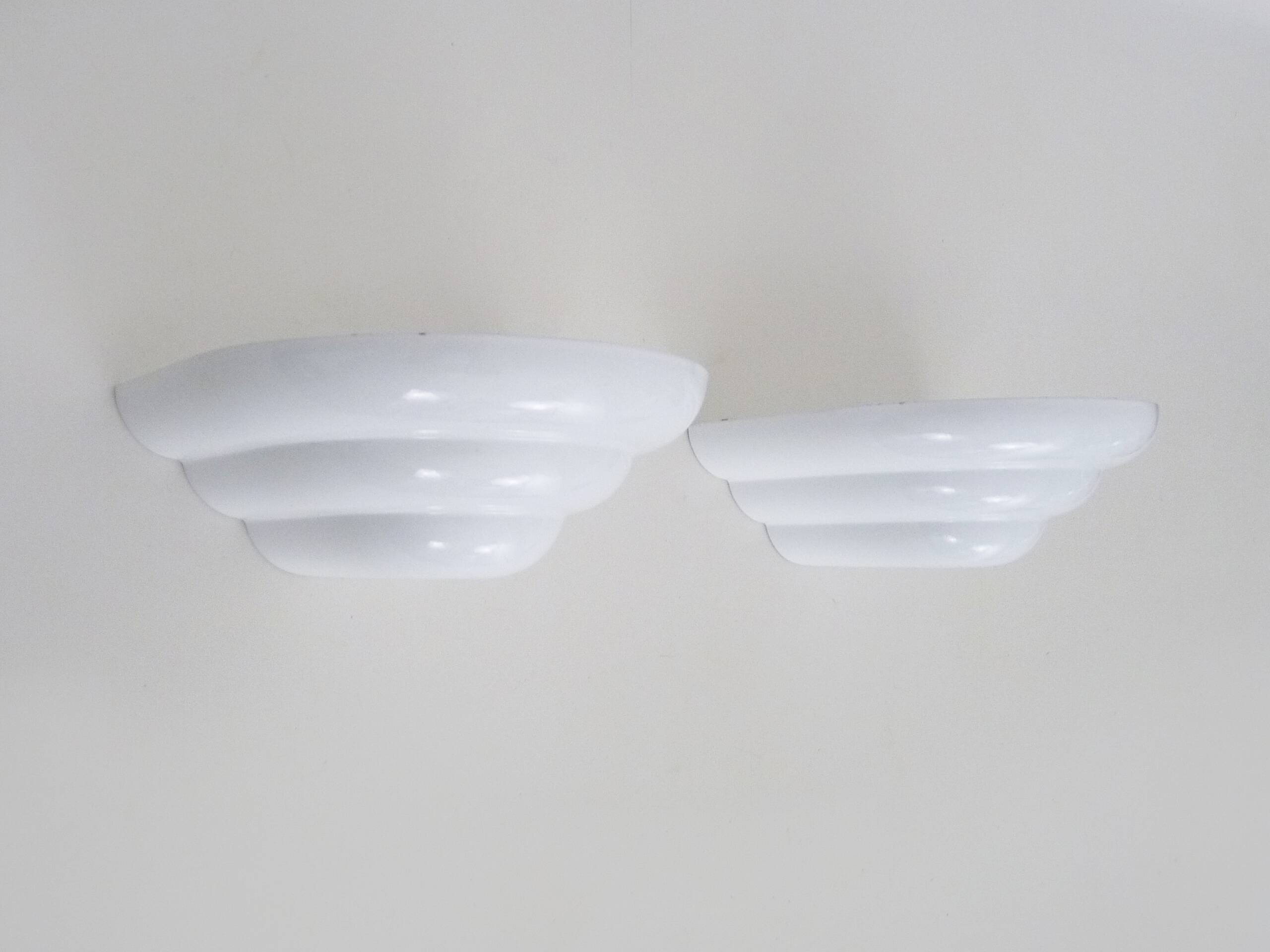 Pair of Art Deco style wall lights in white lacquered metal. 1980s