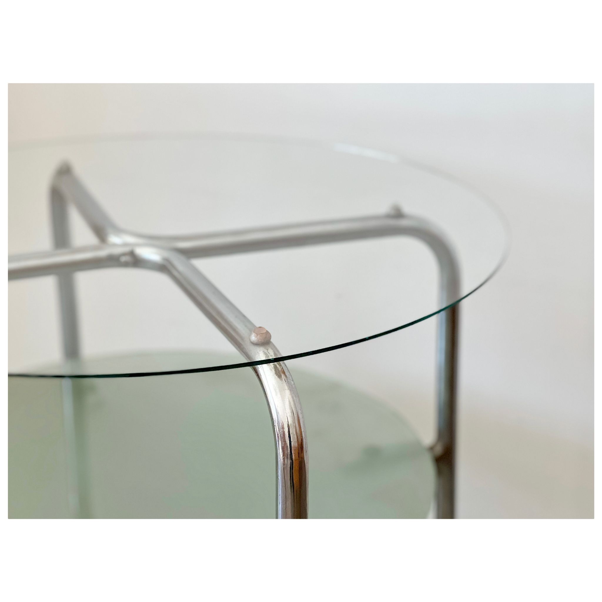 Table d'appoint en métal chrome et verre