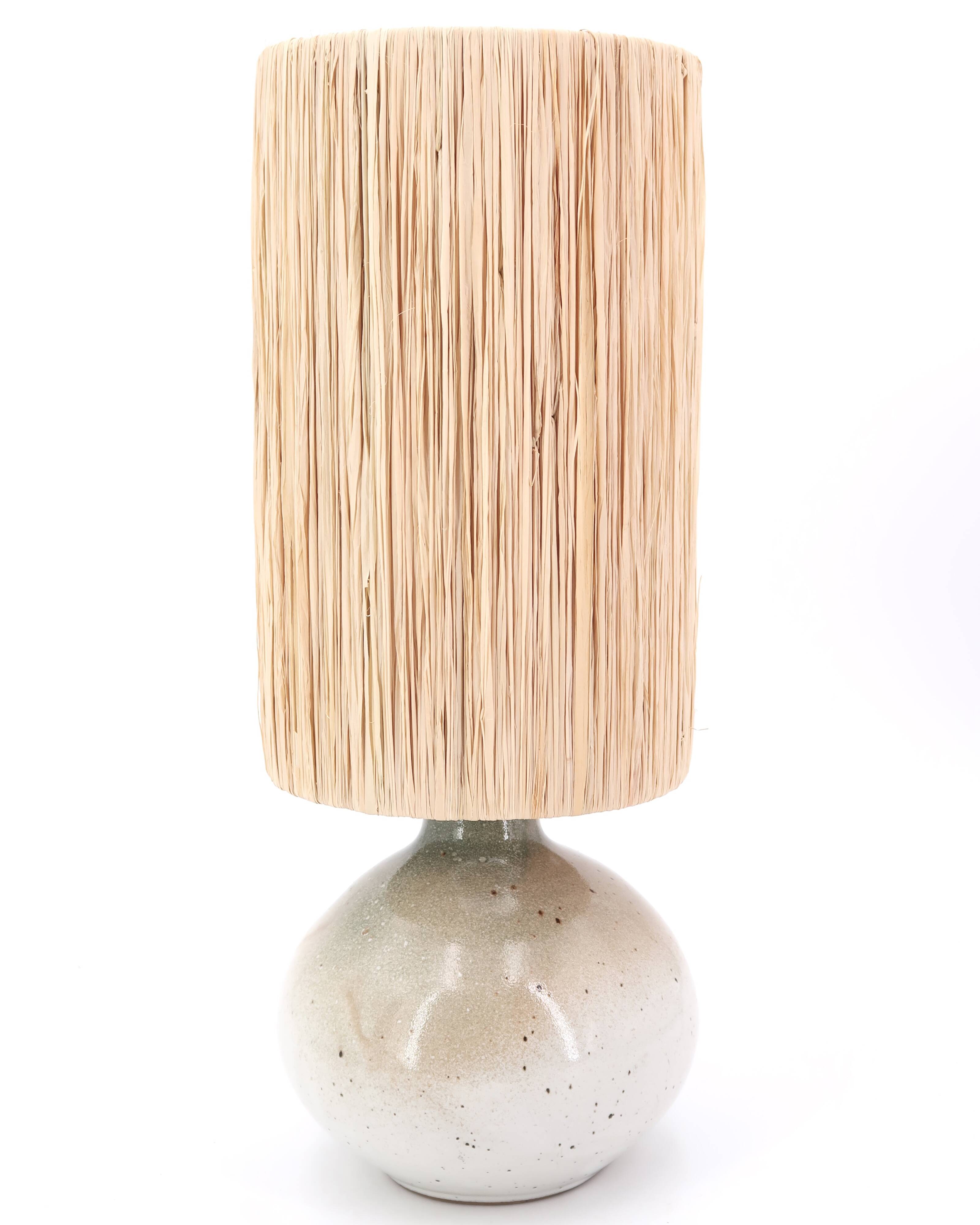 Lampe de potier en grès gris, abat jour en raphia, années 70