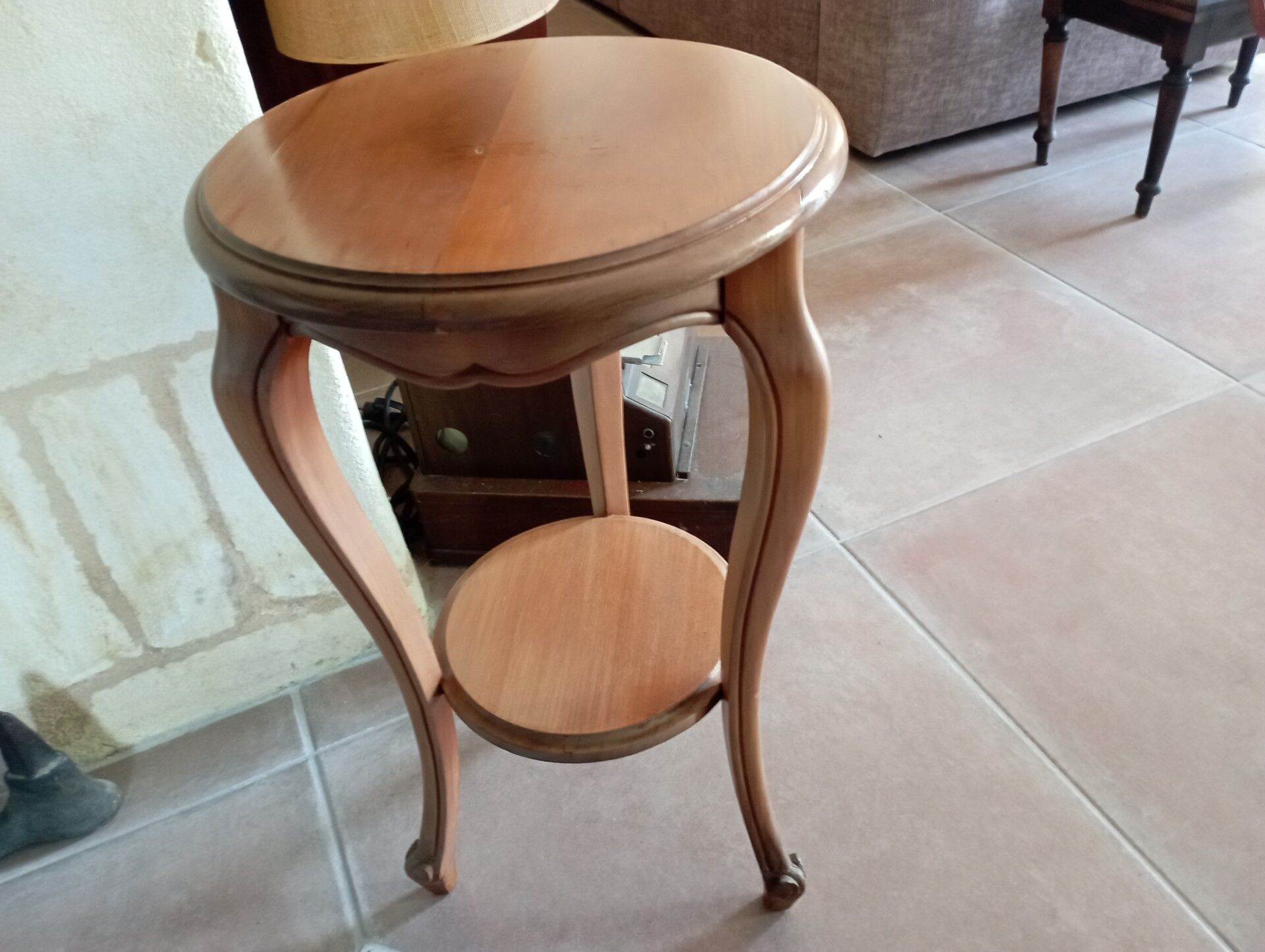 Pedestal table