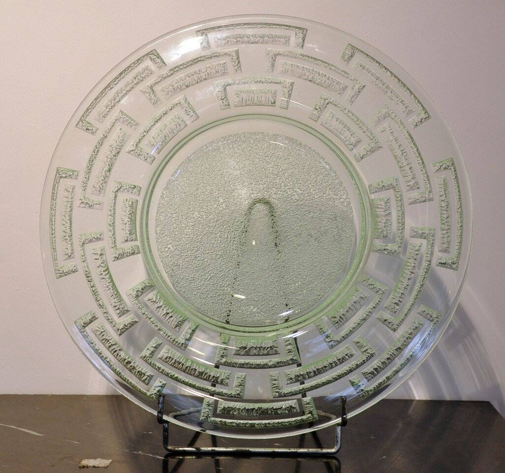 Circular dish signed Daum Nancy in molded glass with frosted geometric decoration, 20th century