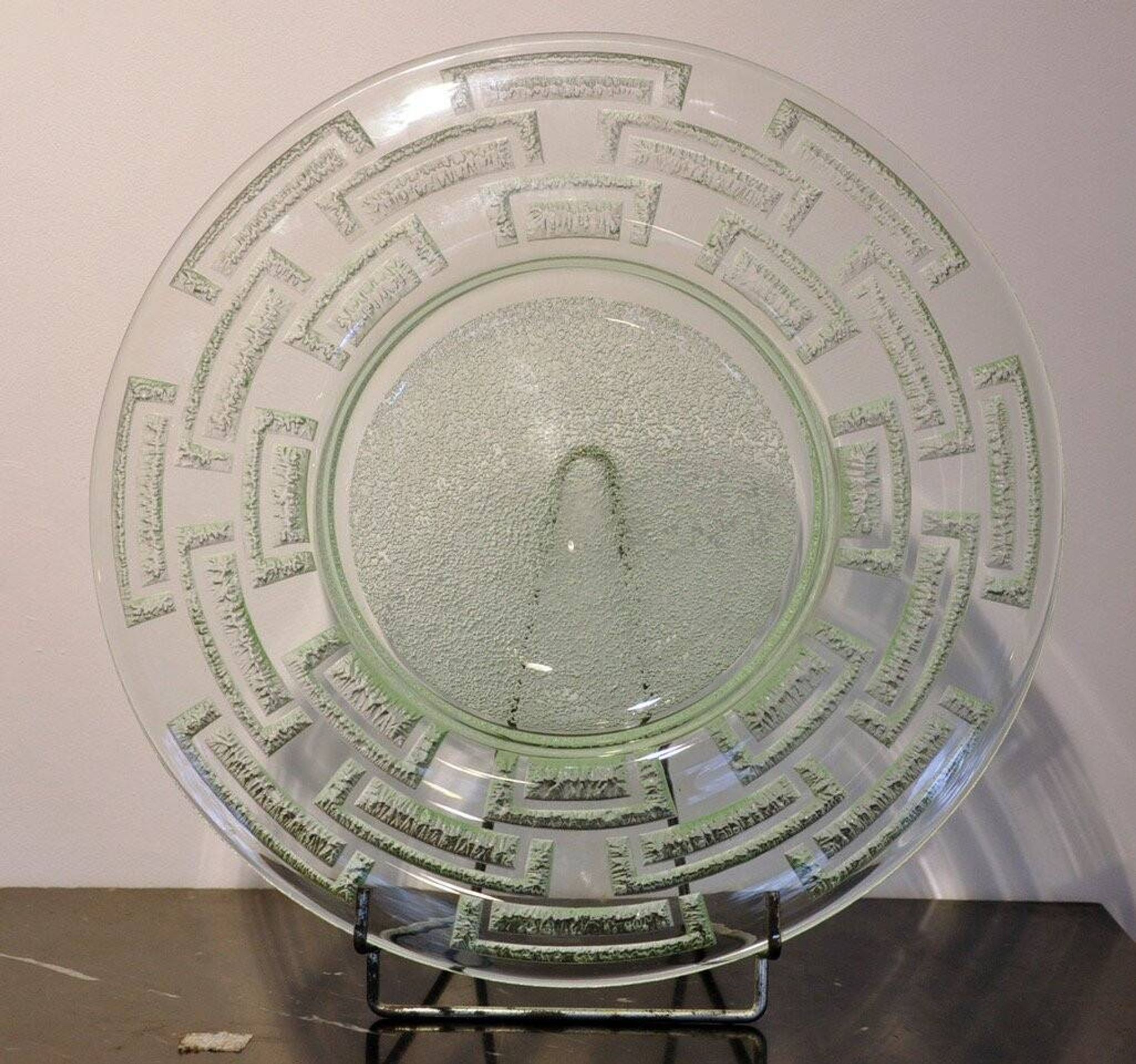 Circular dish signed Daum Nancy in molded glass with frosted geometric decoration, 20th century