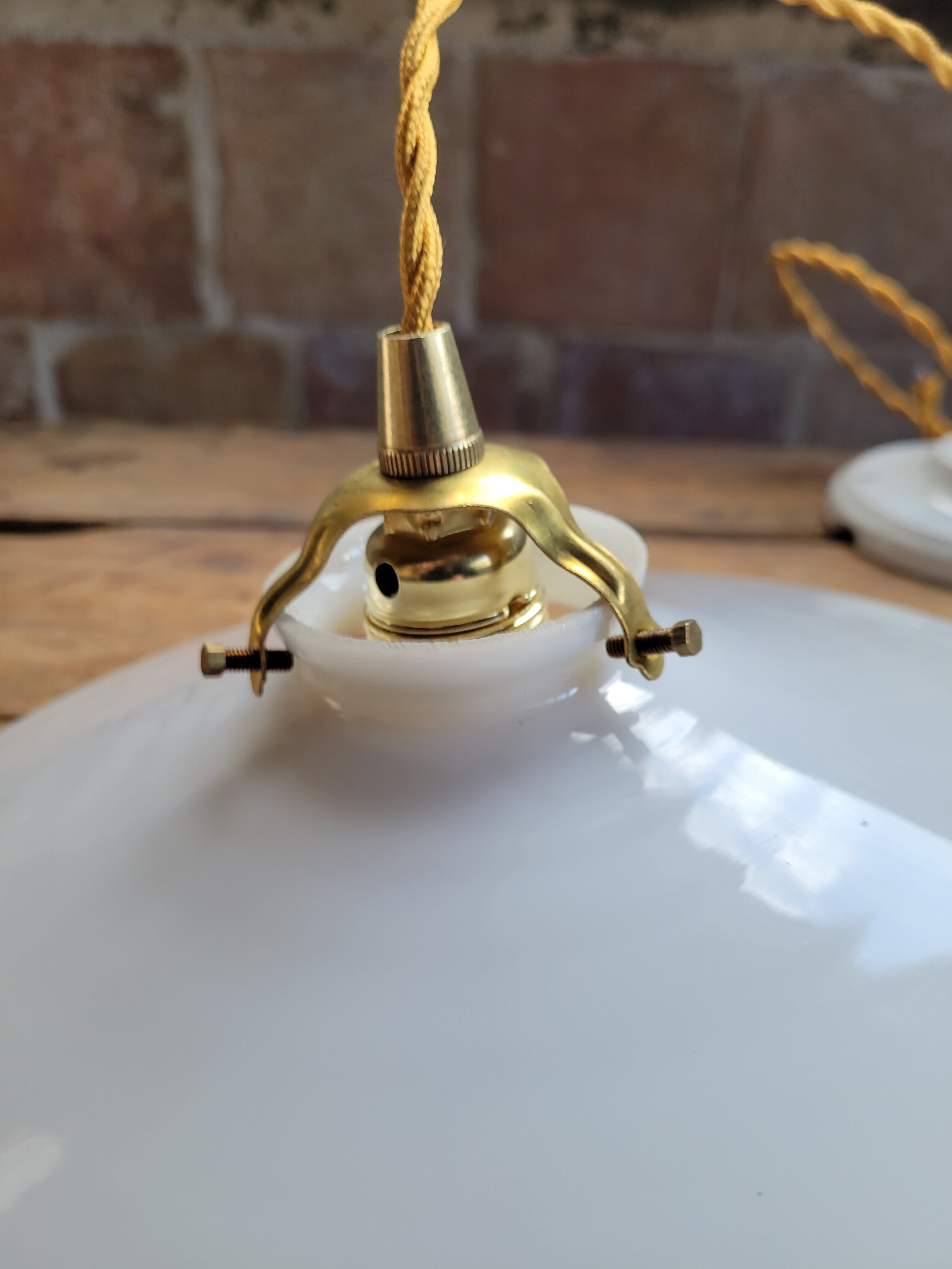 Duo of suspensions in white opaline