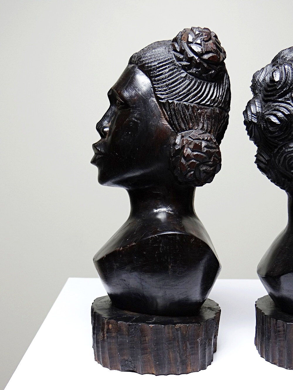 Couple of Malagasy busts in dark exotic wood, carved, craftsmanship from the 1940s to 1970s.