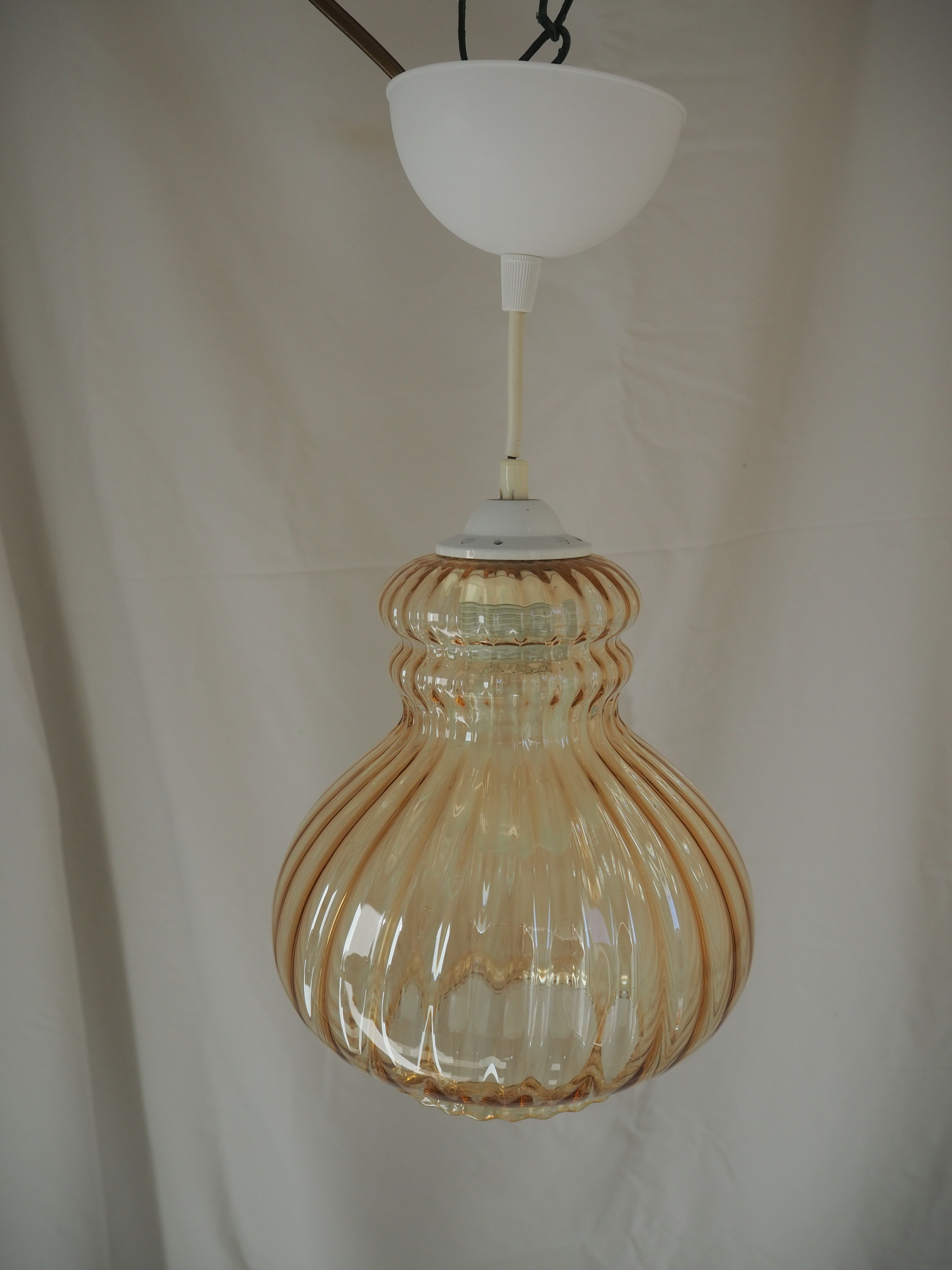 Pear-shaped striped suspension, in smoked glass.