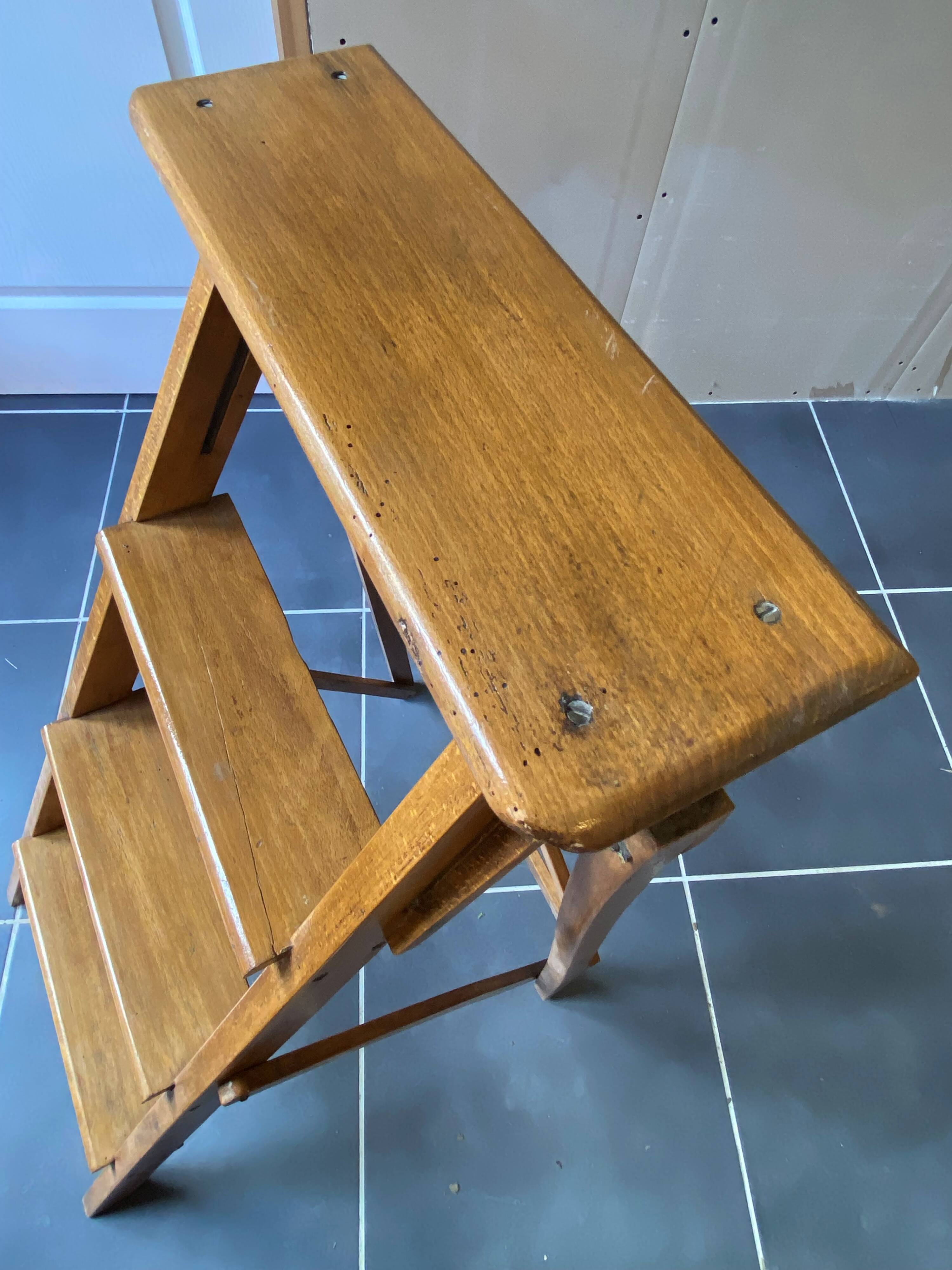 Ancien escabeau pliable peintre d’atelier à 4 marches en bois années 40