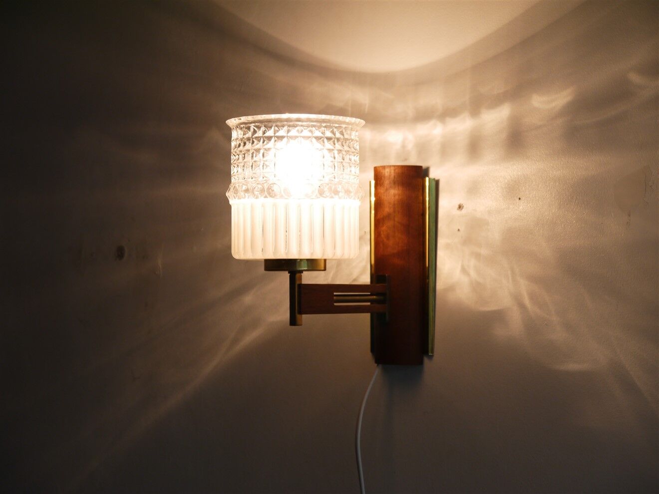 Scandinavian wall lamp in teak and glass