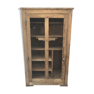 Cabinet former guard eat