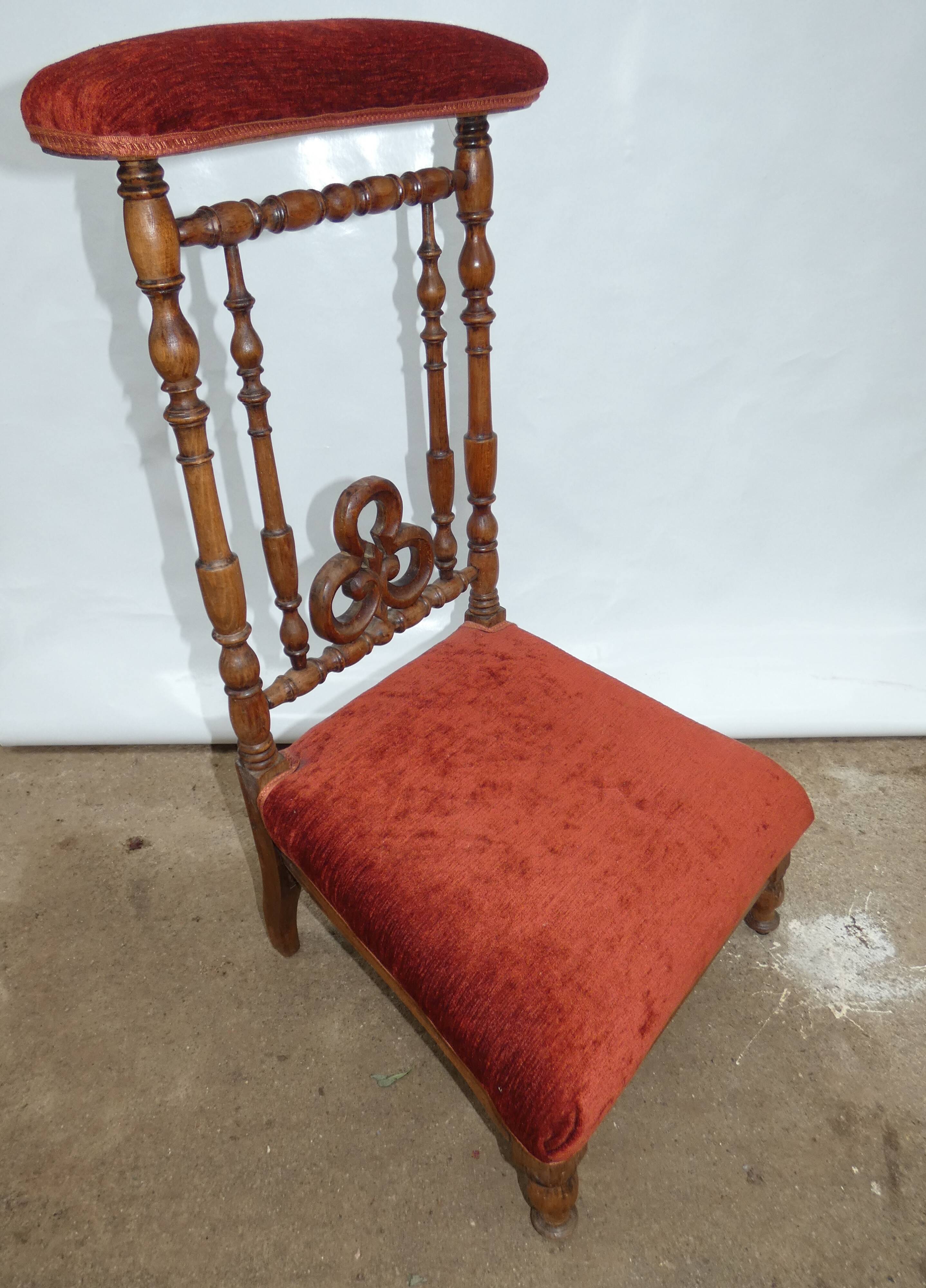Pray-god wooden chair at assisi carpet in velvet 19th century