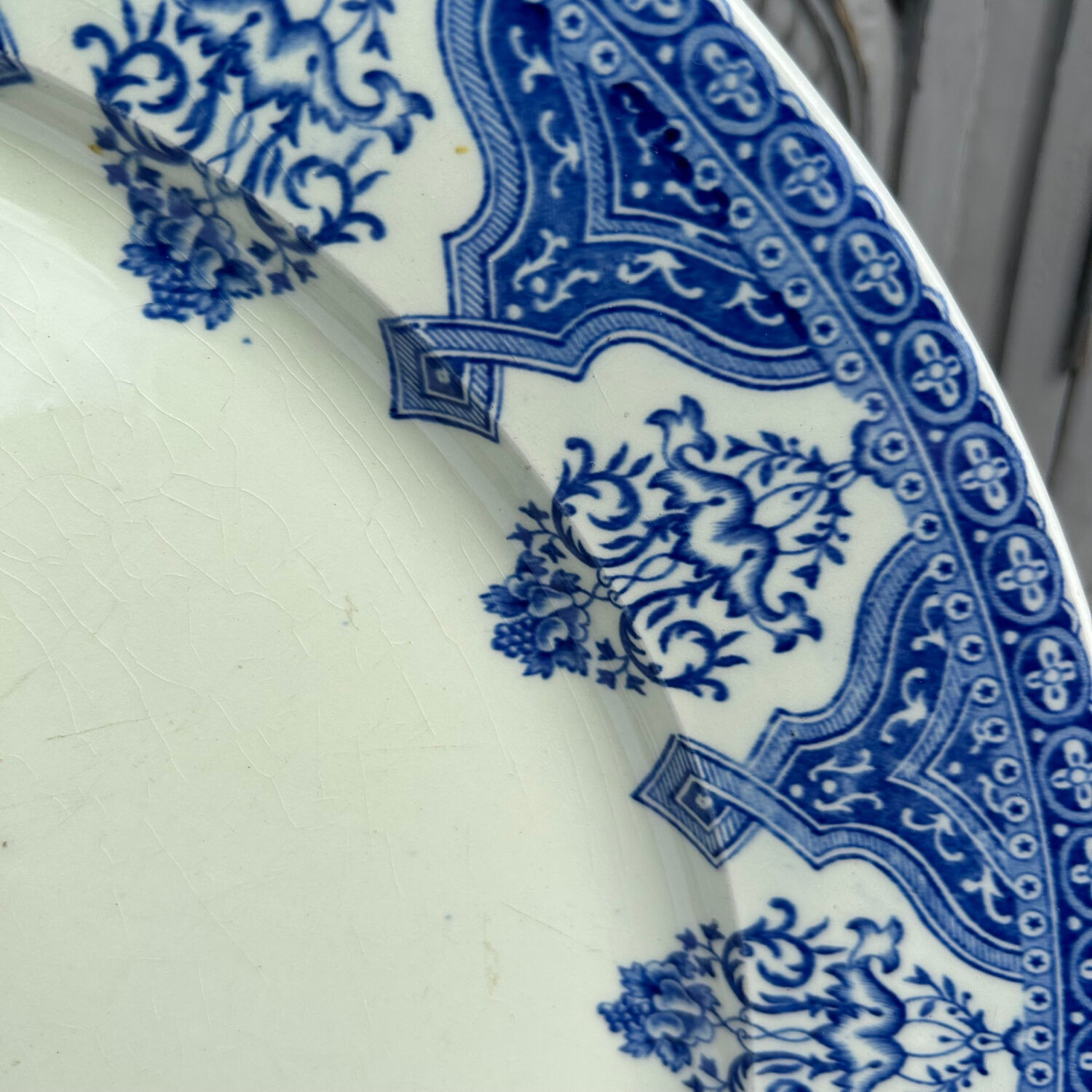 Large round dish Coat of arms Gien