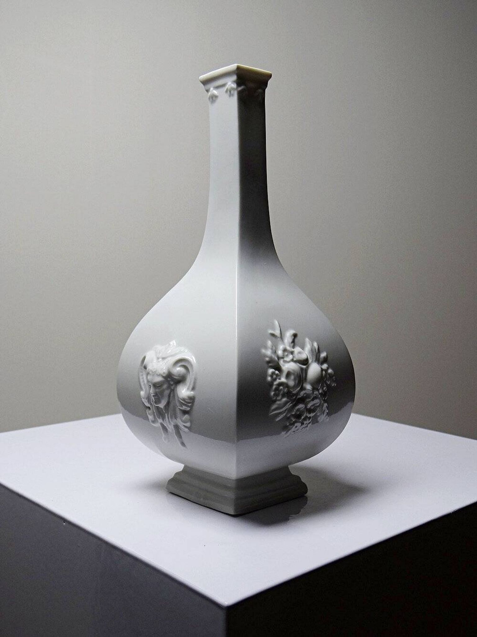 Small Meissen reproduction vase, 1715-1720, by Sheffield & Haviland, Limoges