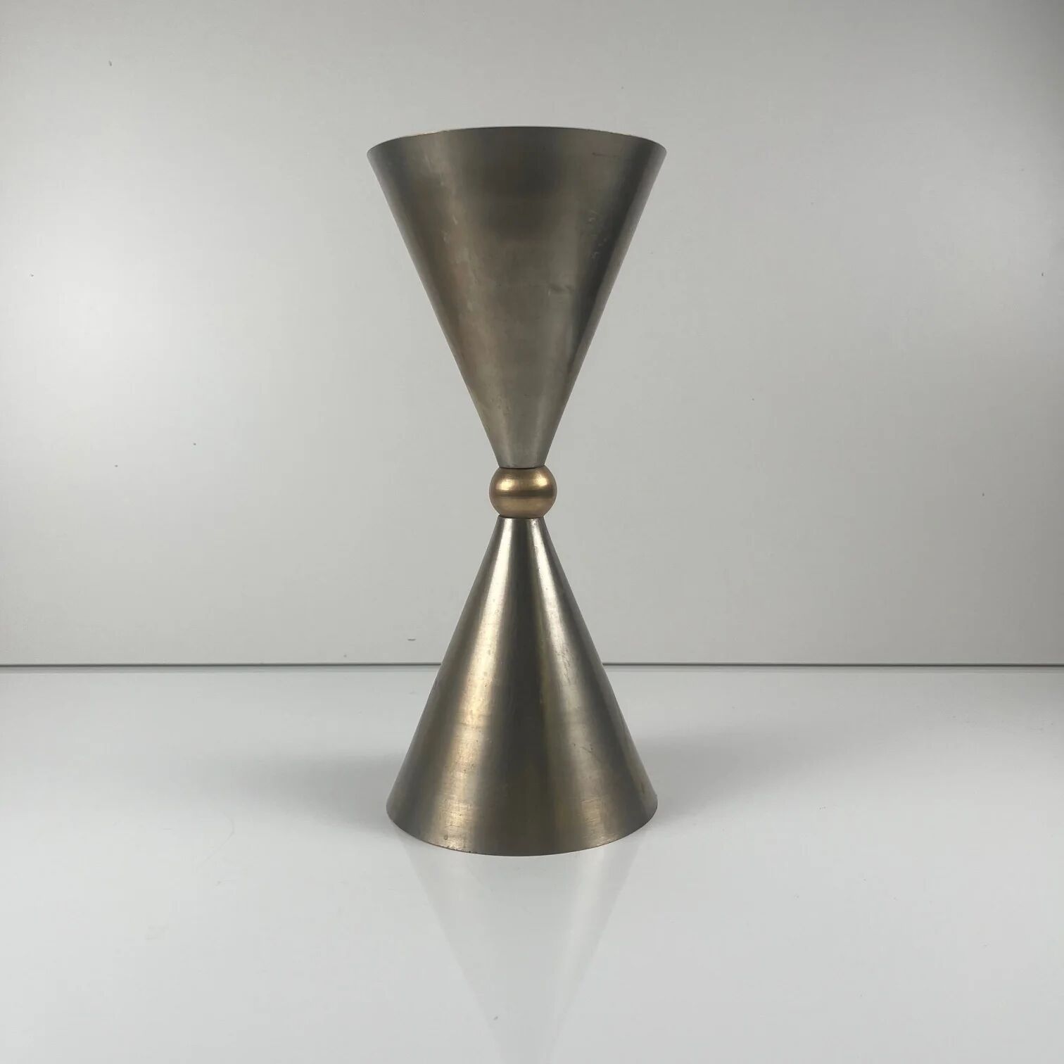 Rare pair of bell and candlestick in the shape of an hourglass, postmodern style - Memphis in metal, 1980.