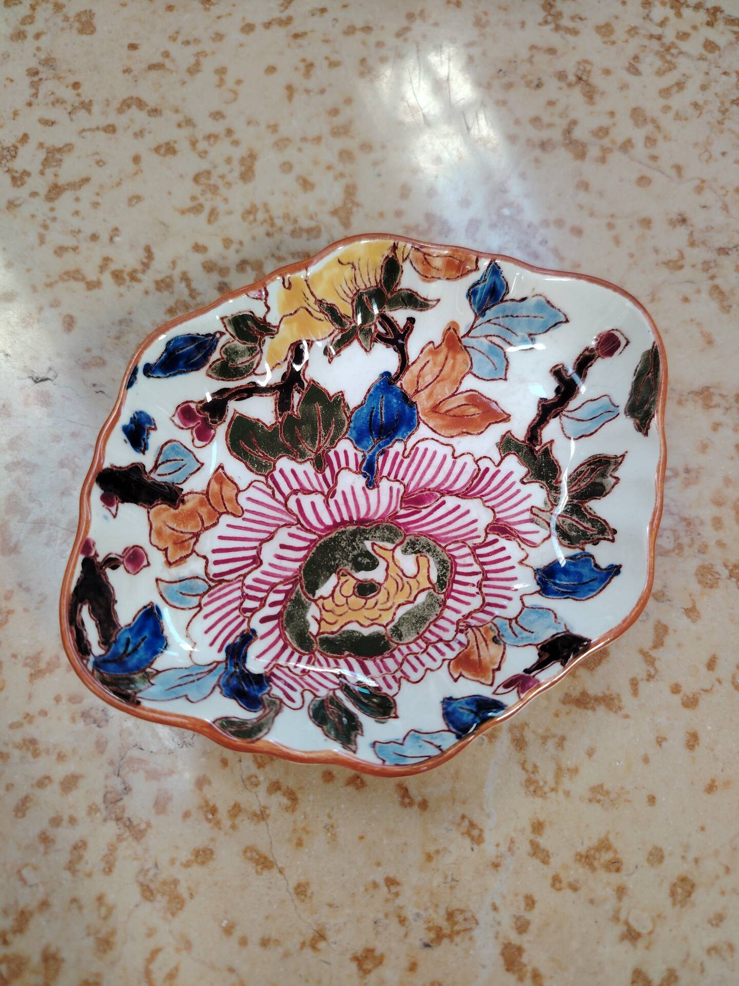 Empty pocket dish in Gien earthenware with peony decoration.