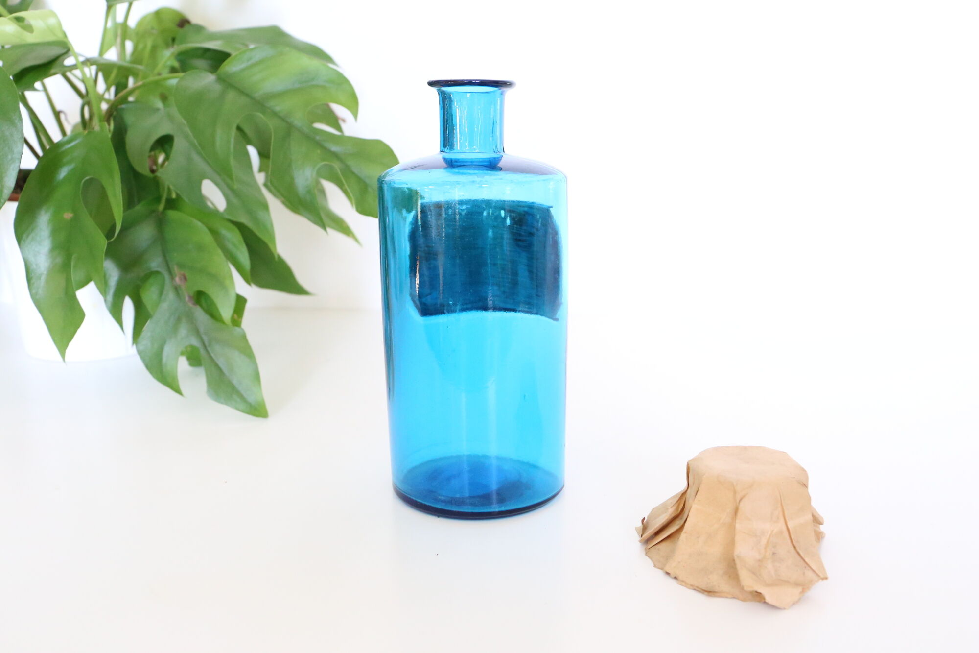 Fine pharmacy bottle XIxth, rare, blue glass and porcelain label, antique, vintage