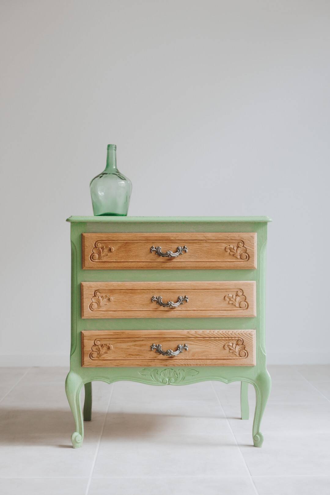 Small green Parisian chest of drawers with 3 drawers in semi-solid oak