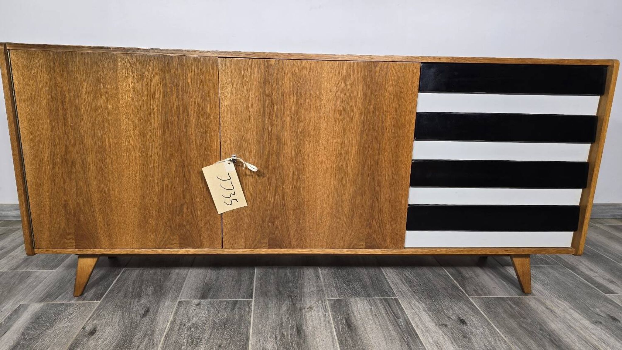 Buffet de Jiri Jiroutek pour Interior Prague