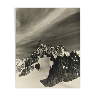 Photo ancienne en noir et blanc montagne sommet neige artistique