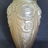 Vase Art Déco en verre dépoli moulé et pressé, couleur jaune champagne