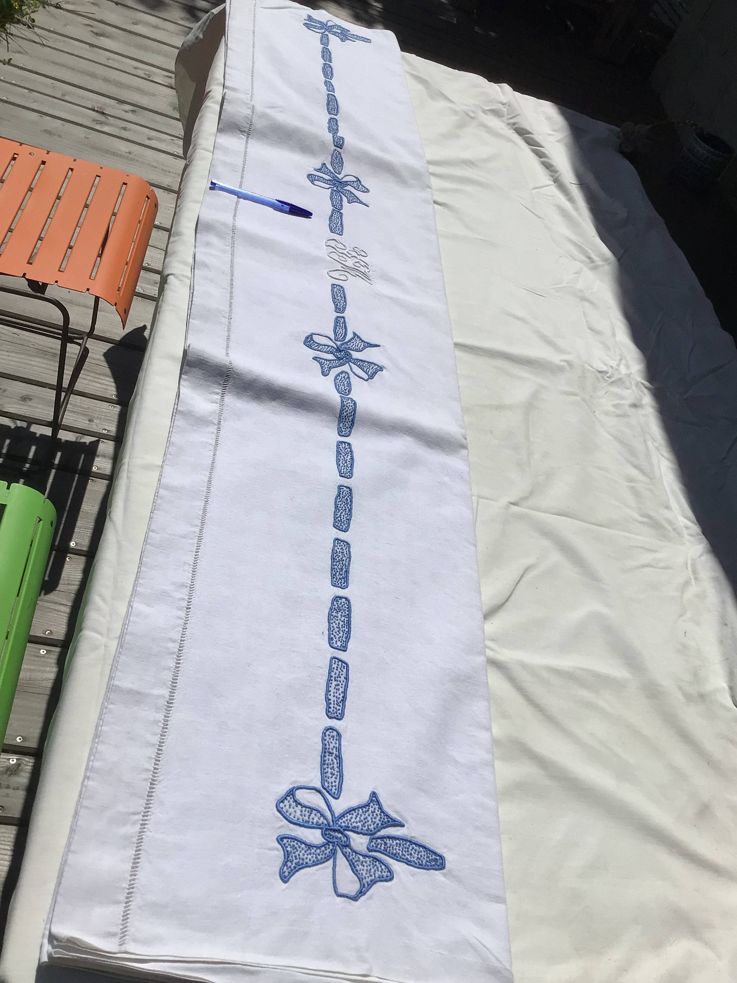 Drap 1 place brodé YM ruban noué bleu