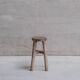 Tabouret ou table d'appoint en bois français primitif du milieu du siècle