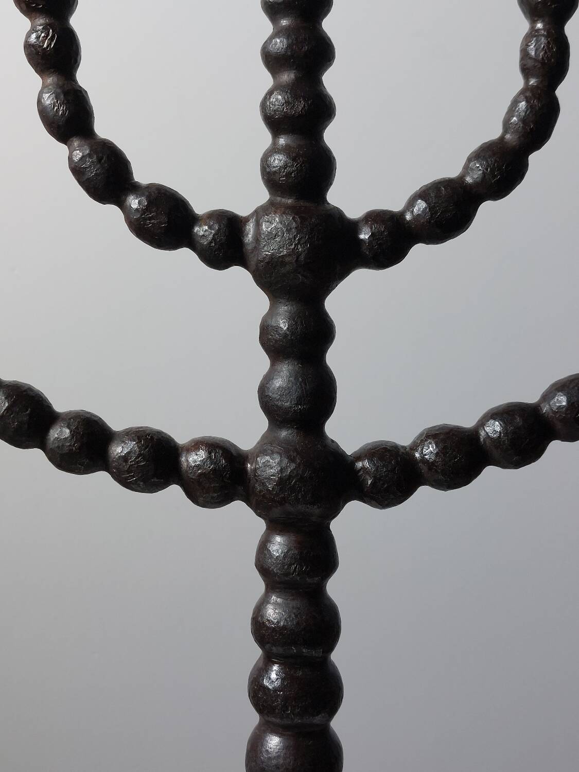 Candelabre en forme de bobine de style menorah habilement forgé.