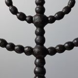 Candelabre en forme de bobine de style menorah habilement forgé.