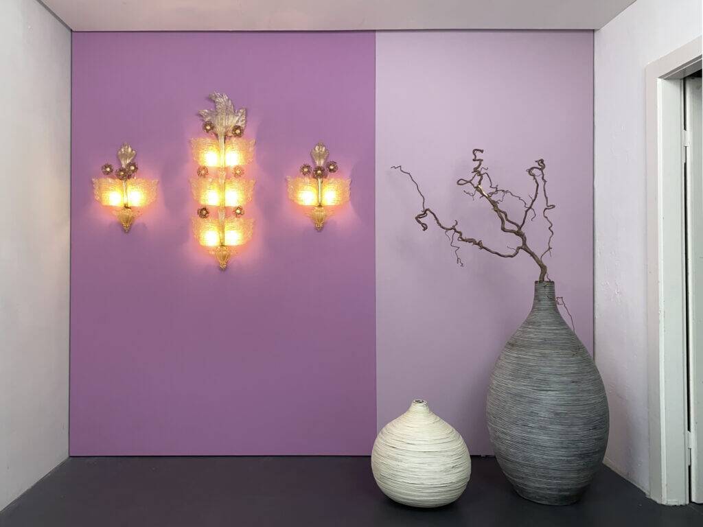 Trio / Ensemble de 3 appliques "Grand Hotel" par Barovier & Toso, Murano, Italie, années 1950. Verre vénitien avec de la poussière d'or et des fleurs en verre violet.