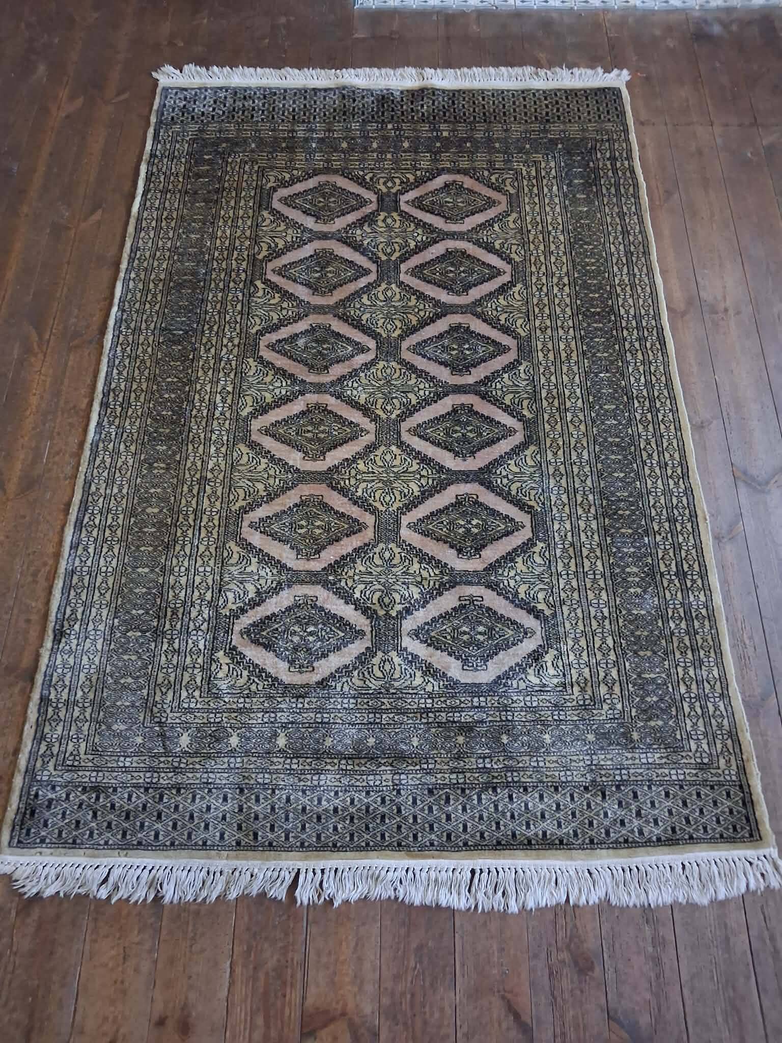 Handmade Pakistani Bukhara rug 188x122cm