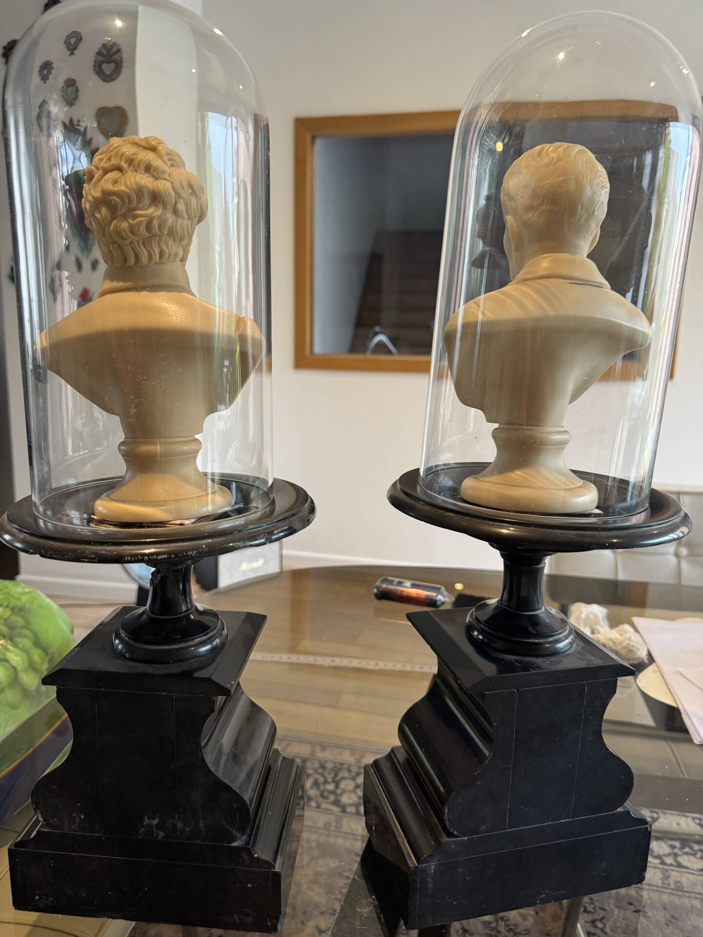 Paire de bustes Bellini et Puccini sous globe en verre.