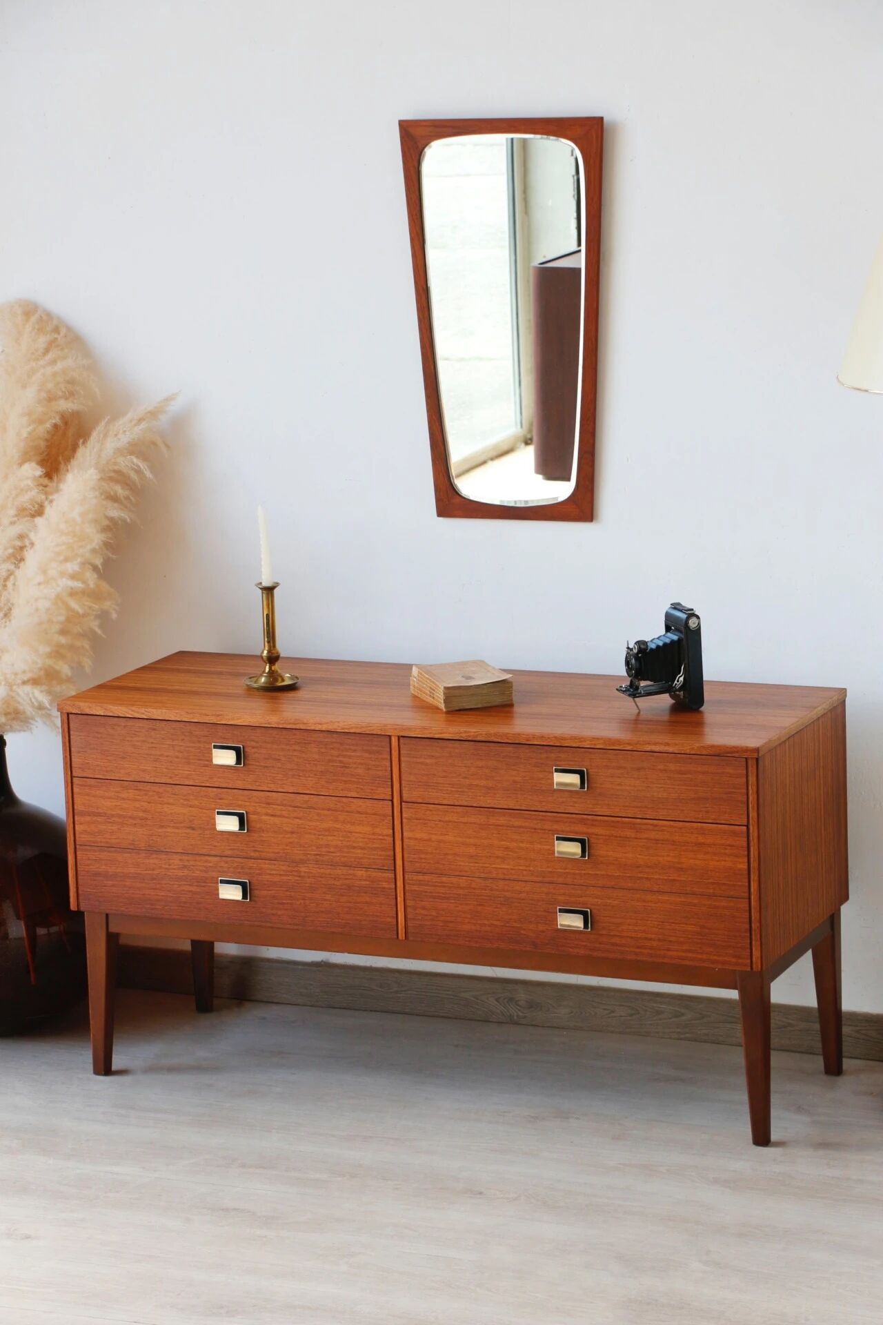 Vintage teak and zebrano chest of drawers: elegance of the 60s.