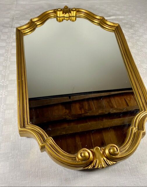 Hexagonal mirror in gilded wood