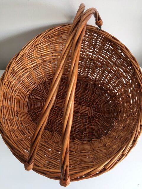 2-handle wicker basket