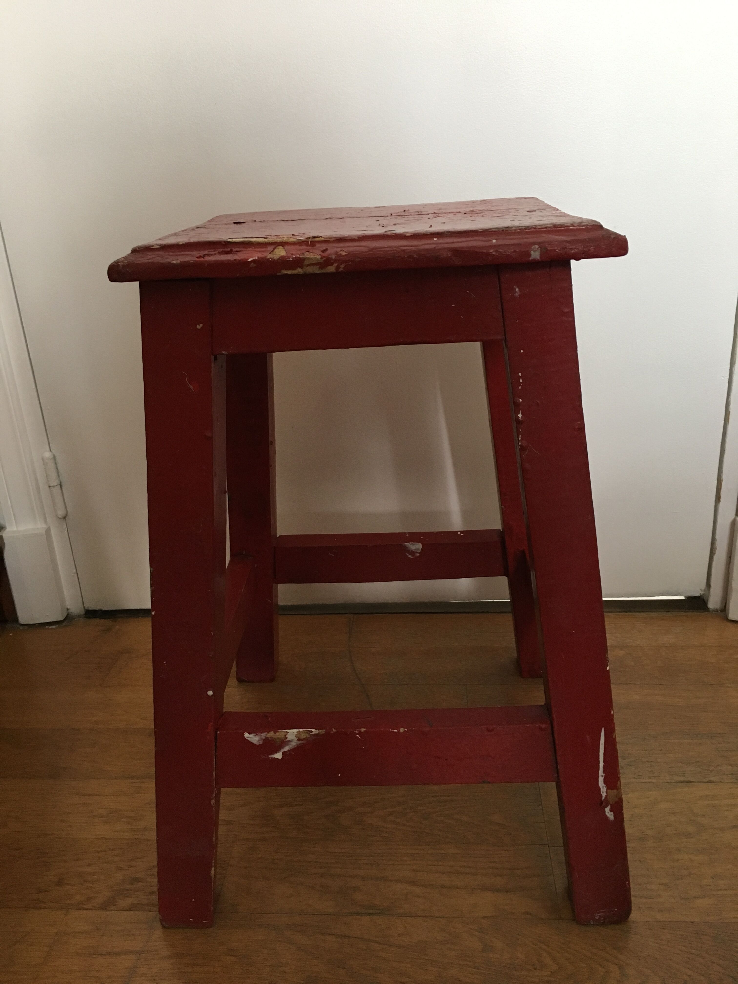 Painter red/bordeaux stool