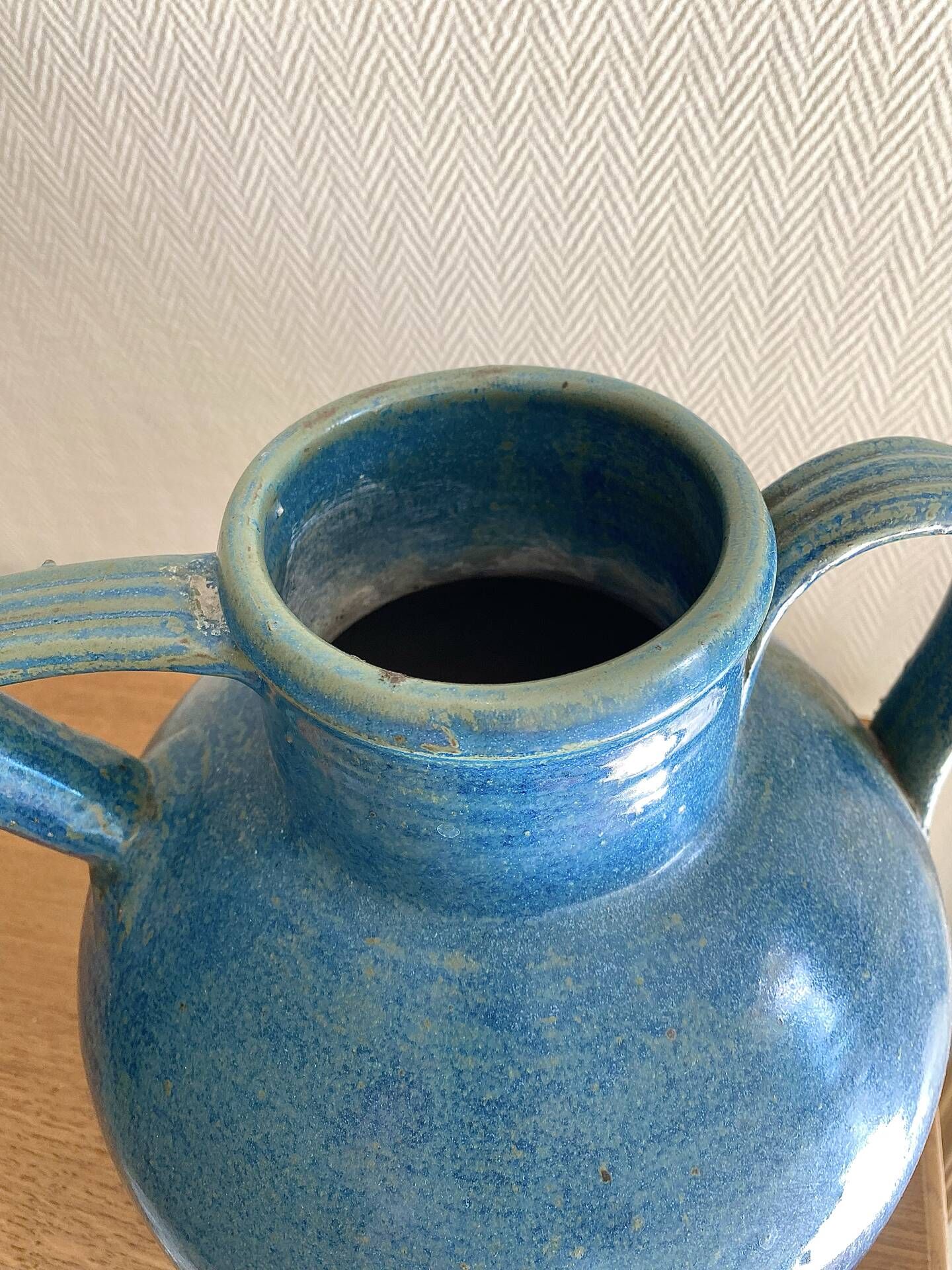 Old oriole in speckled blue glazed stoneware, south-west.
