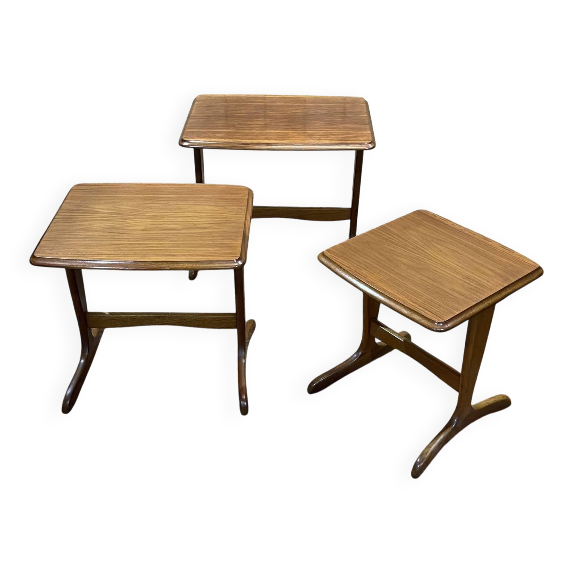 Suite de 3 tables gigognes en teck des années 70