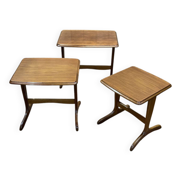 Suite de 3 tables gigognes en teck des années 70