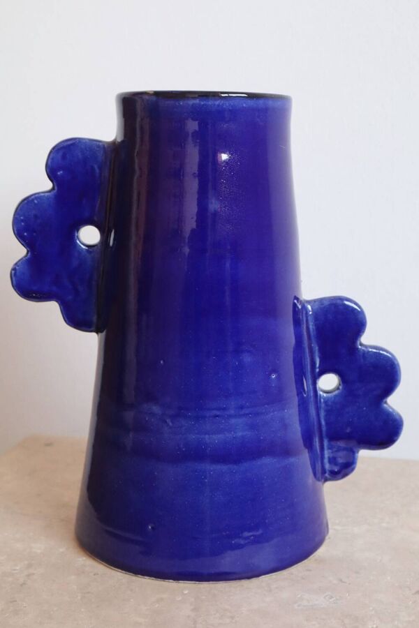 Vase abstrait en céramique fait main anses asymétriques fleuries bleu nuit