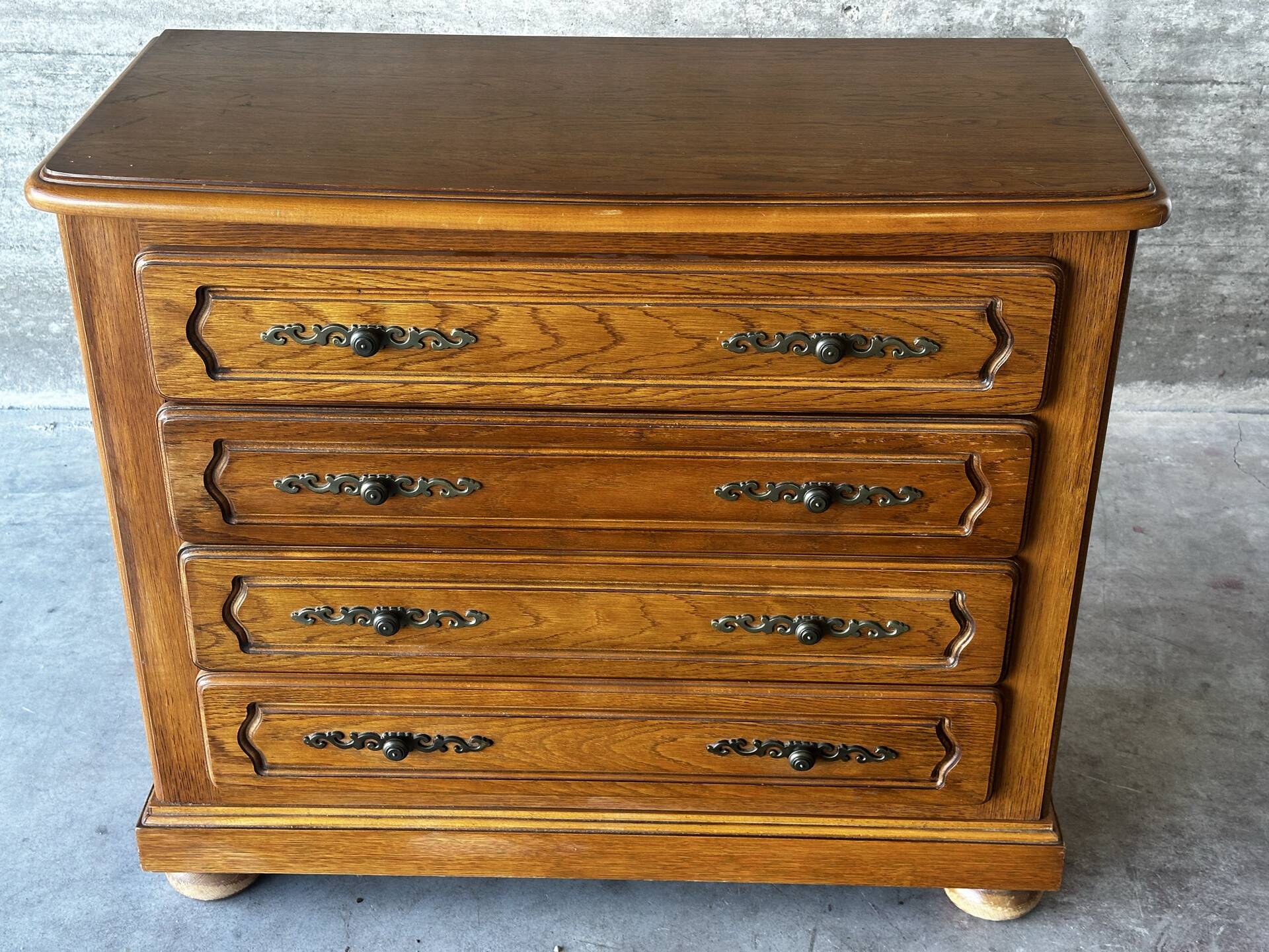 Commode en chêne à quatre tiroirs, style classique
