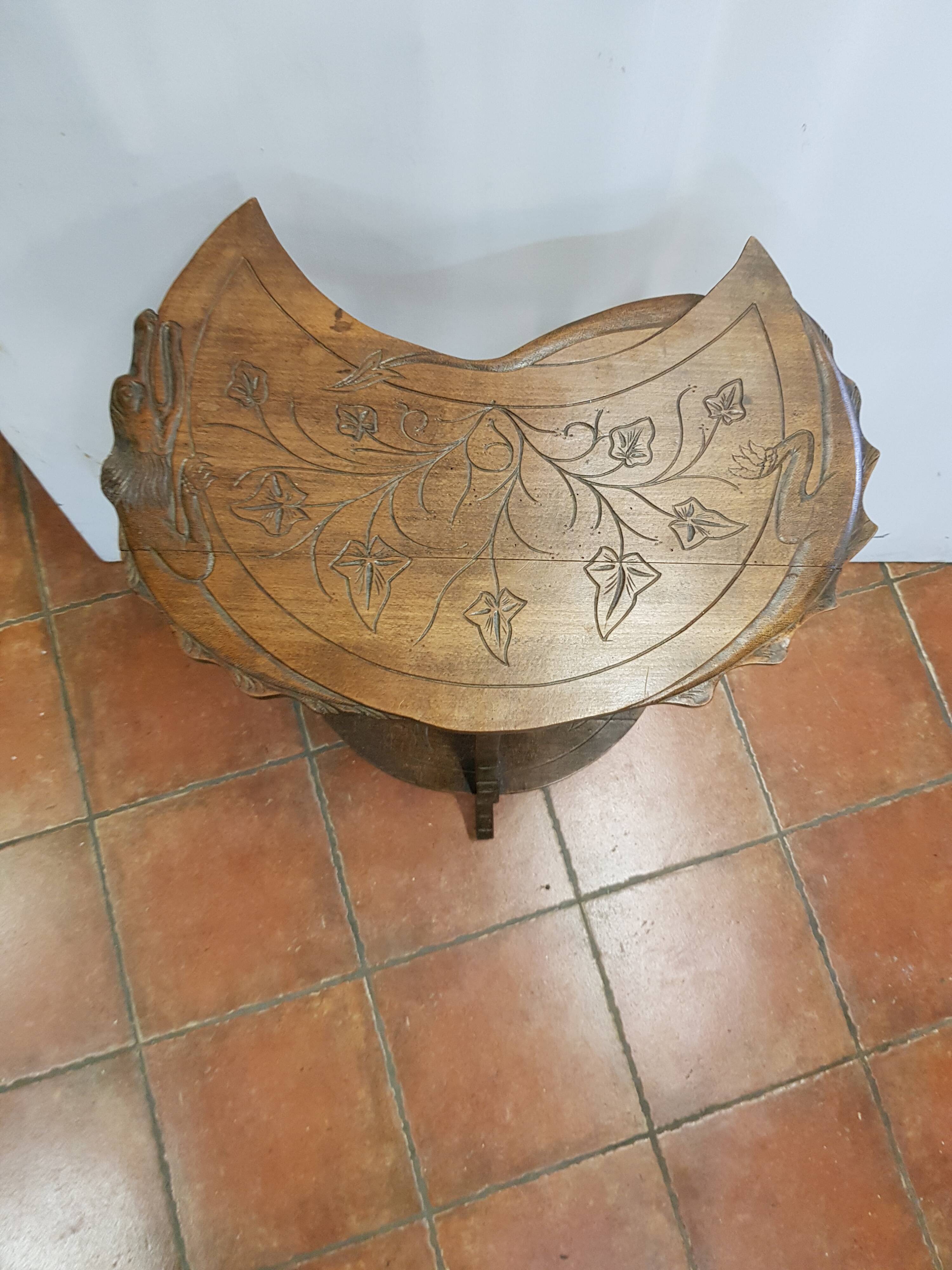 Sellette dragon decoration