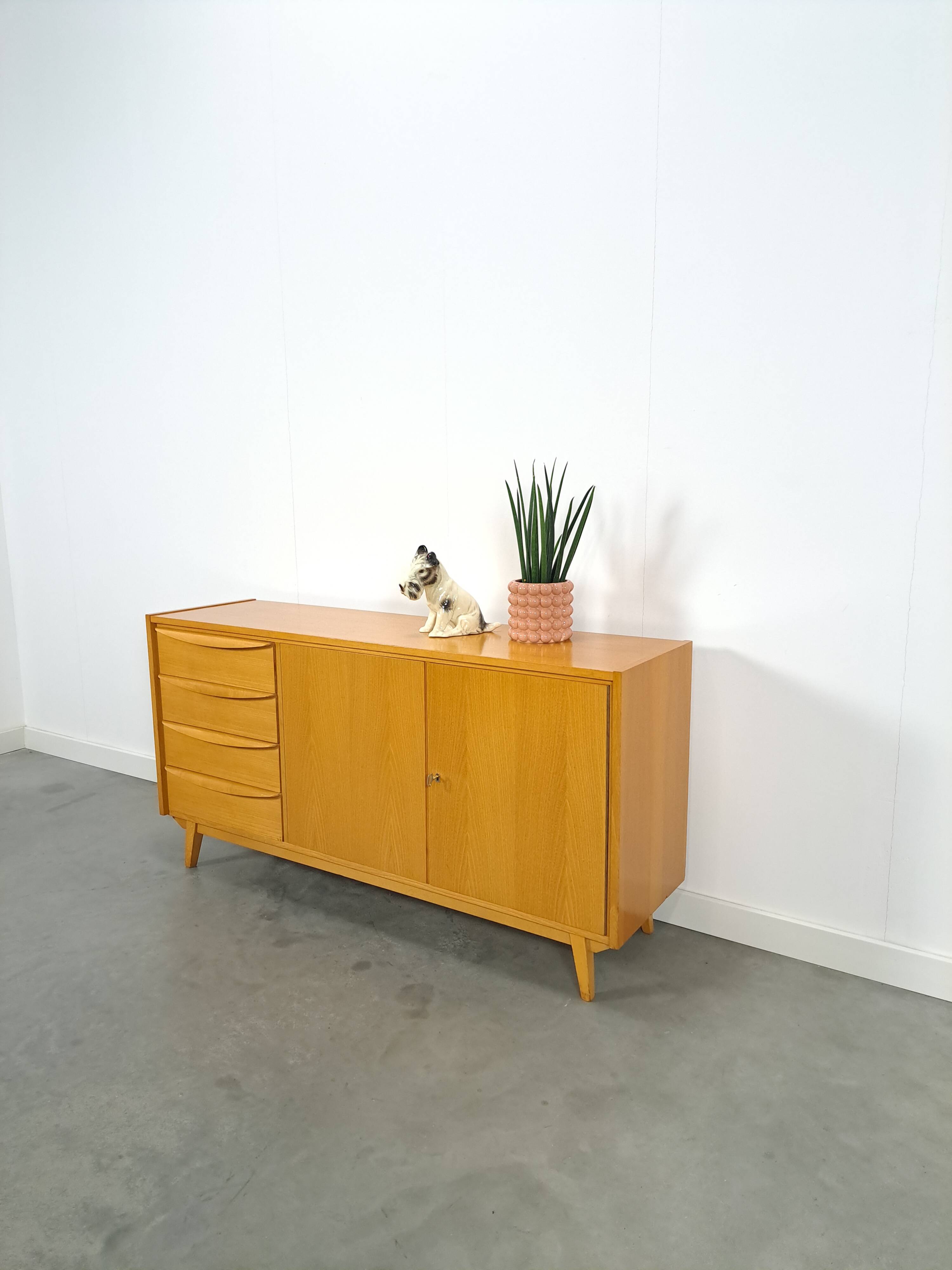 Fineer dressoir met lades en houten handgrepen vintage sideboard