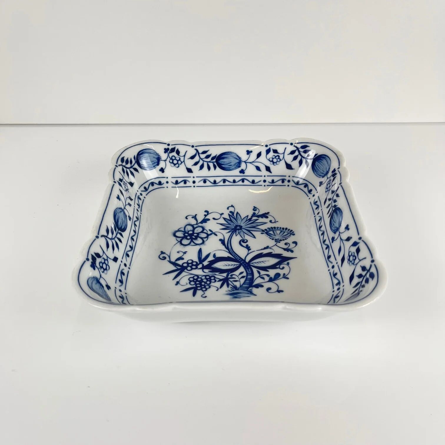 Pair of square dishes in Blue Onion porcelain Kahla – East Germany, 1960–1980
