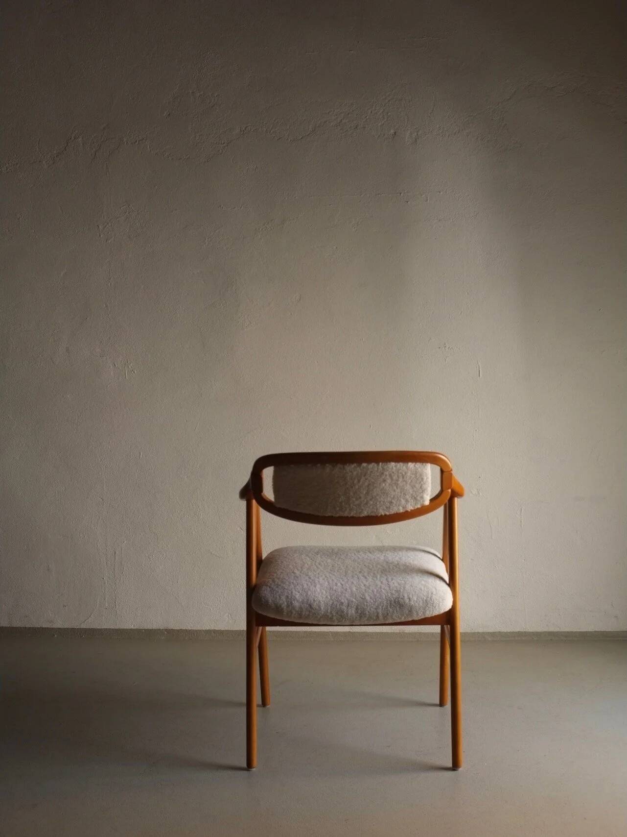Fauteuil scandinave en fausse fourrure de mouton retournée | Années 1960
