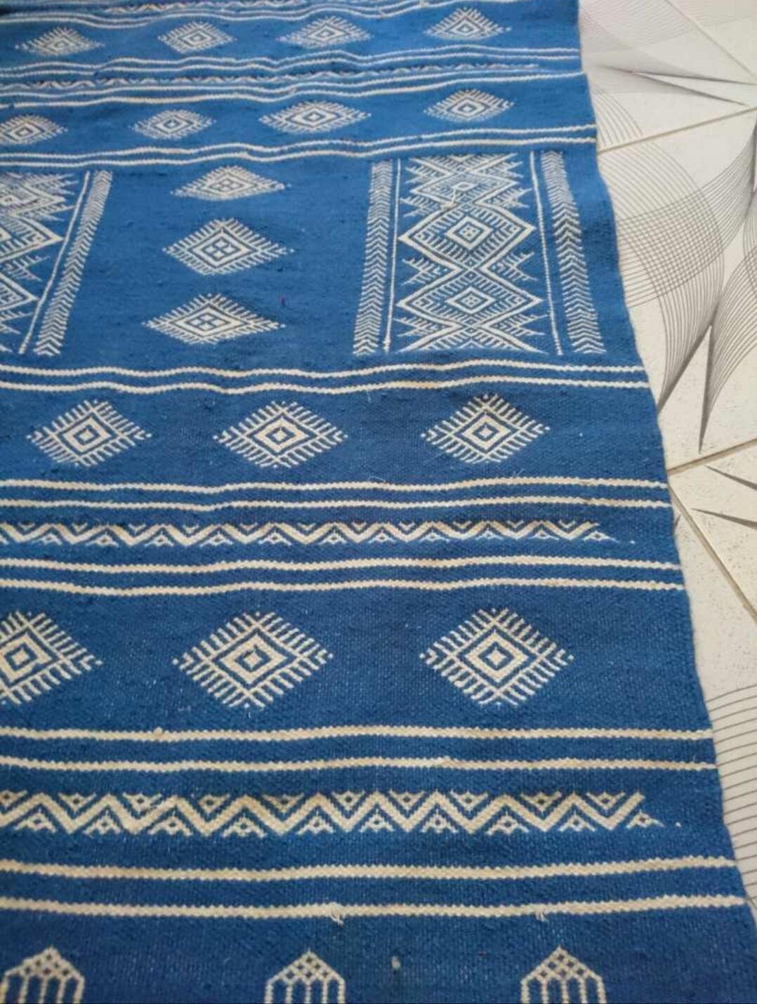 Tapis berbère bleu et blanc 110 x 66 cm