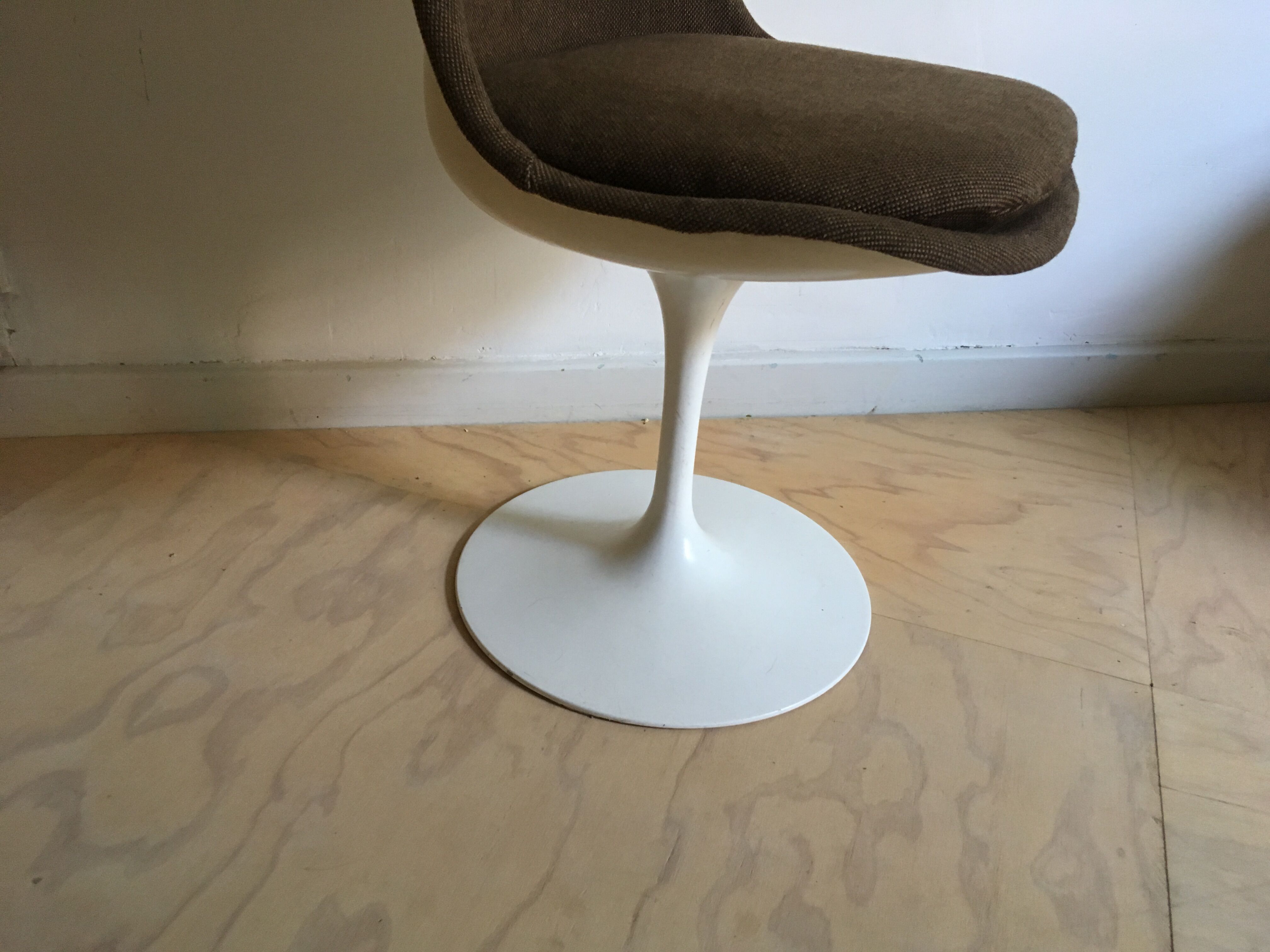Eero Saarinen Tulip chair, produced by De Coene Courtrai