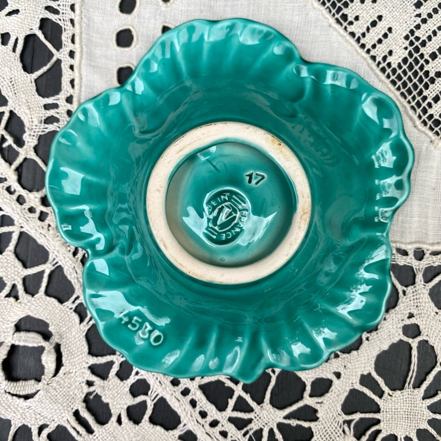 Salad bowl and small bowls in leaf-shaped slipware