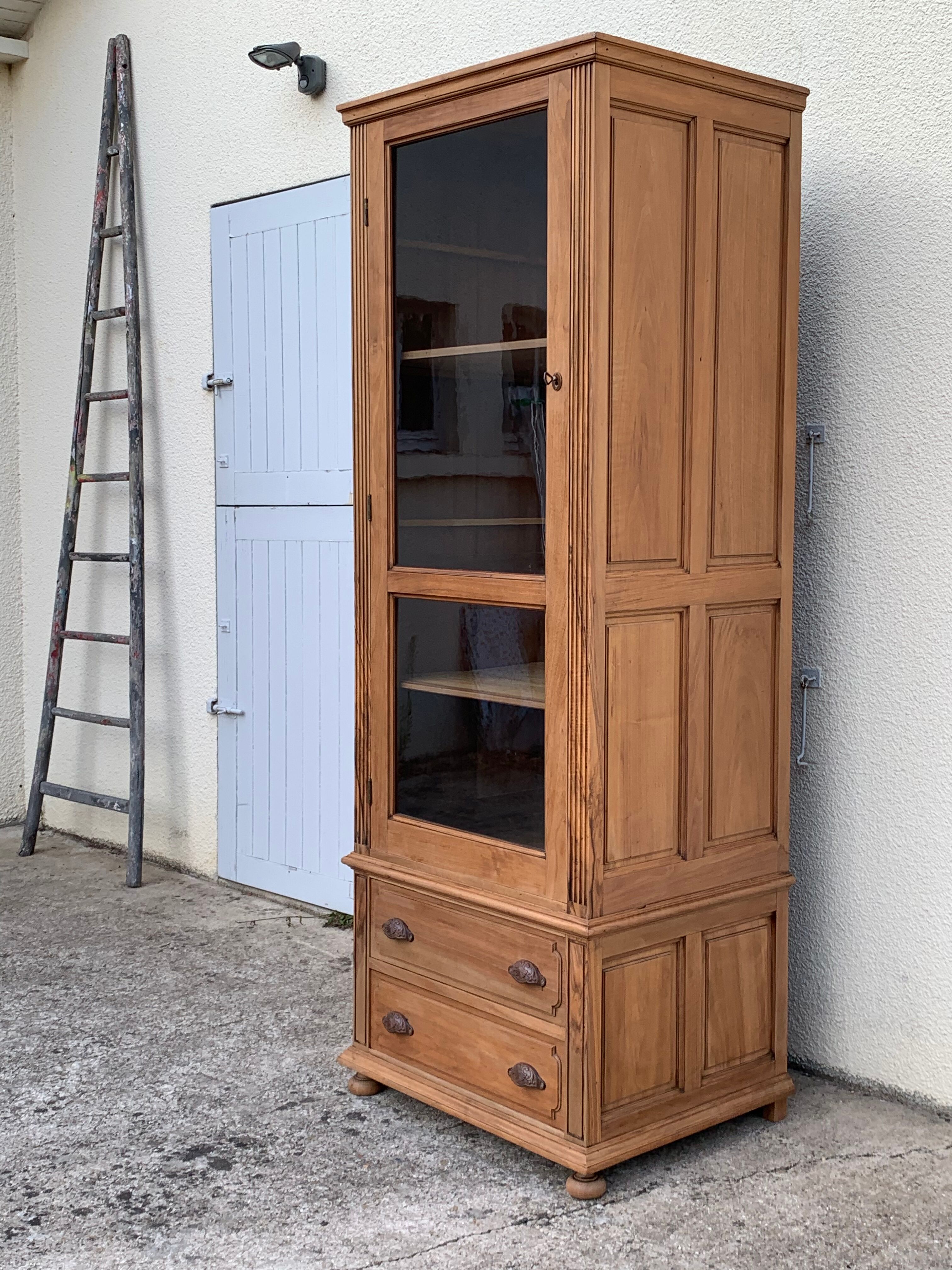 Armoire bonnetière parisienne vitrée 1920