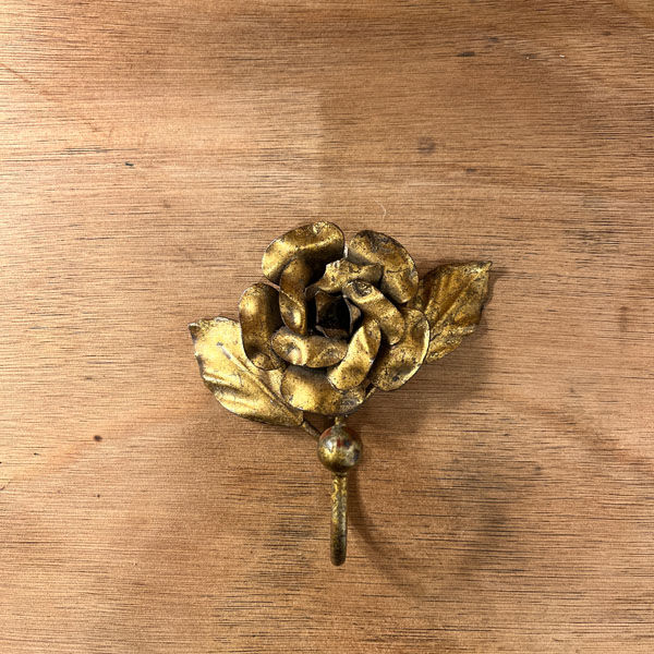 Pink-shaped hook in gilded metal