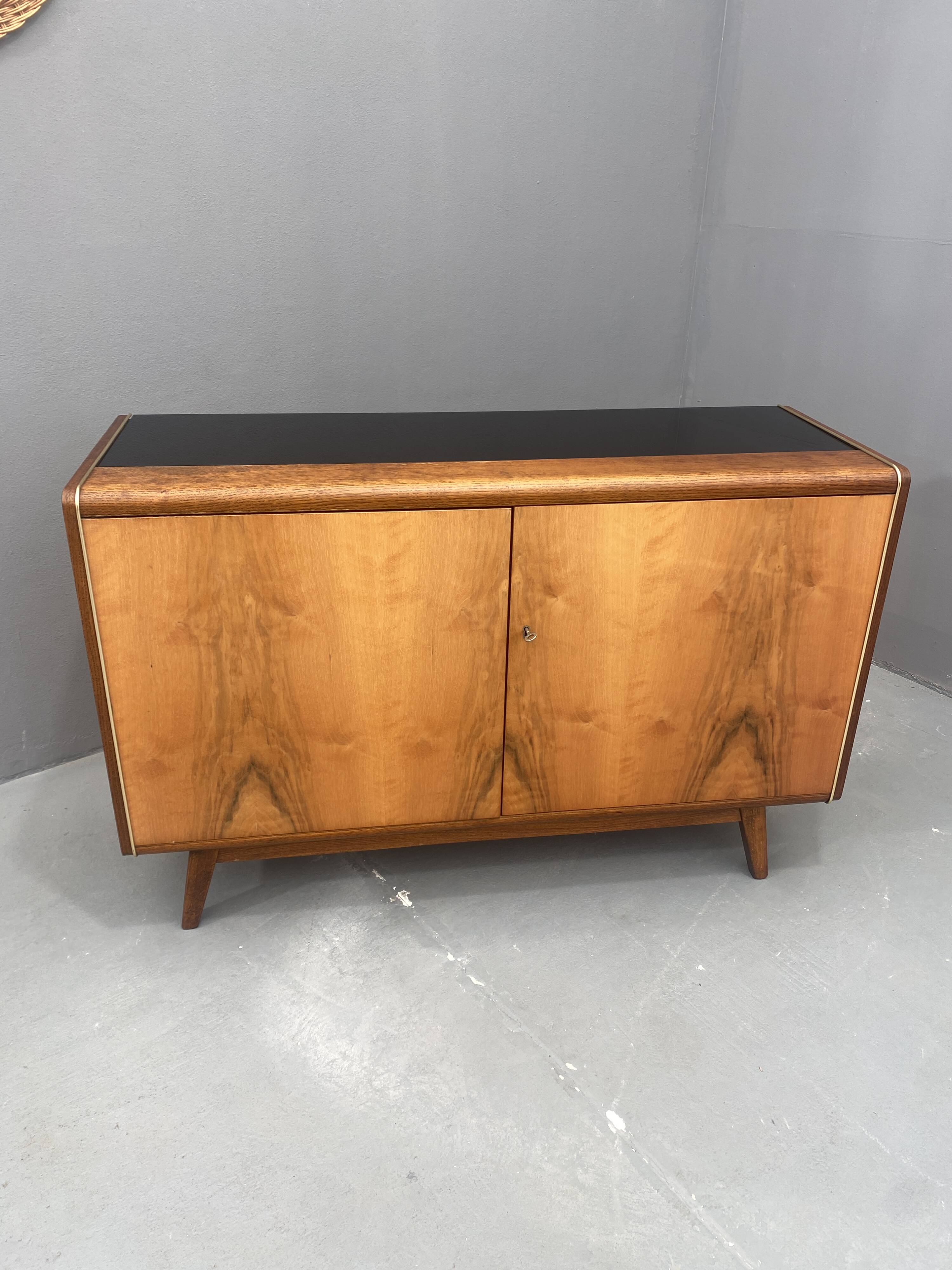 Buffet Jitona en verre opaxite, années 1960