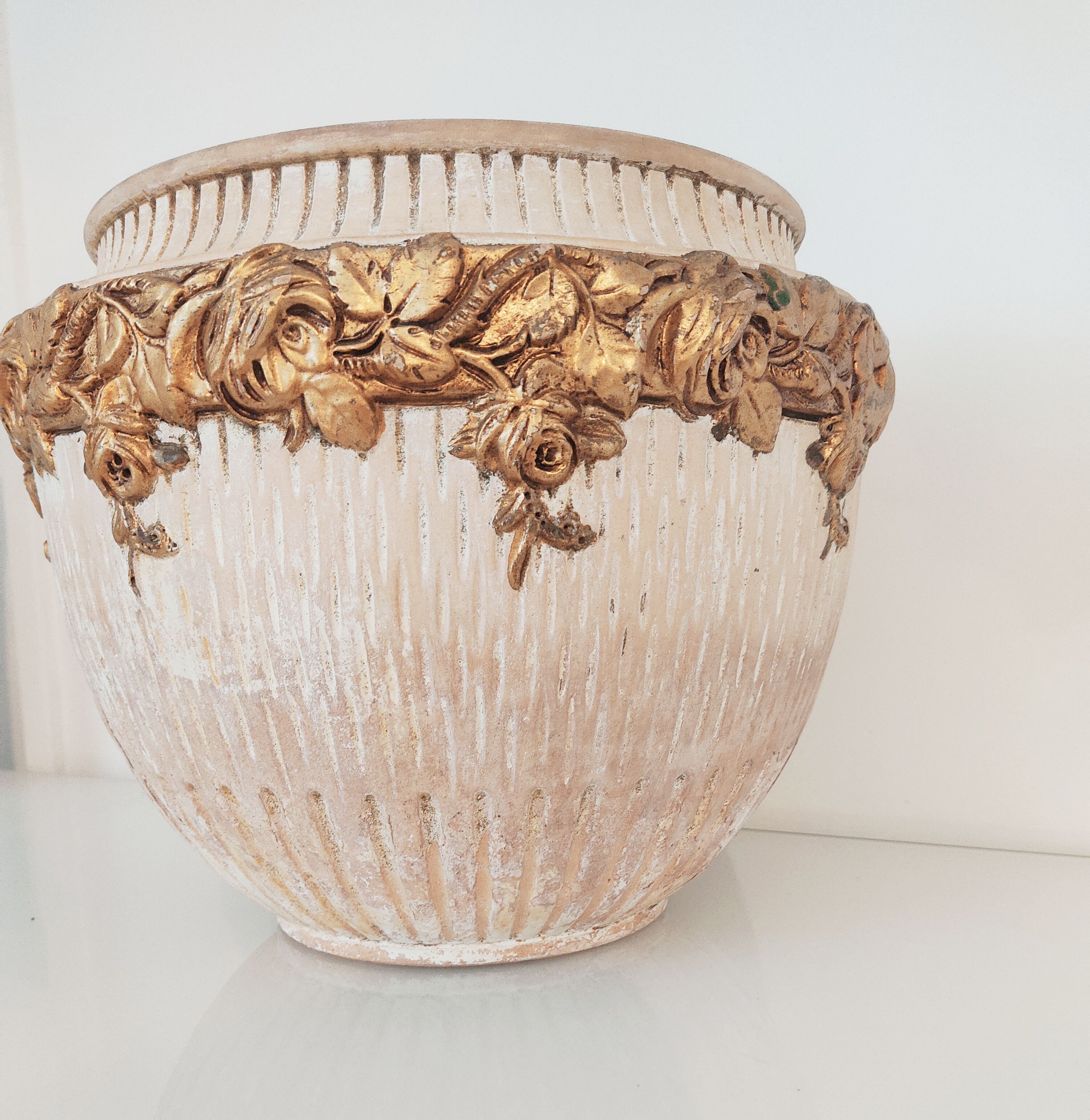 Terracotta pot cache golden flowers